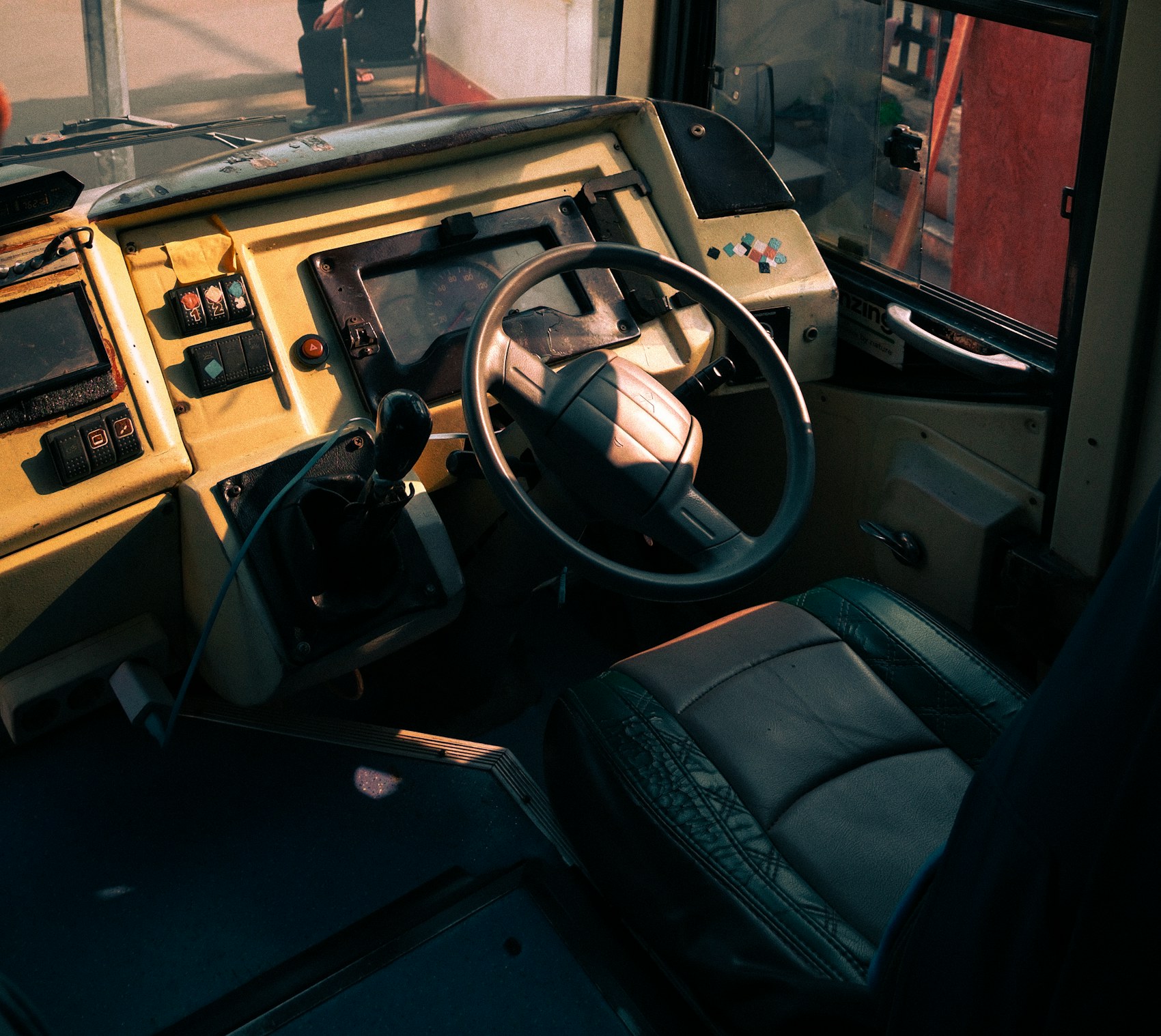 Commercial vehicle driver area and dashboard